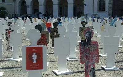 Centinaia di sagome nel cimitero, il simbolo dei giovani sotto le bombe: l’iniziativa di SoCrem a Staglieno